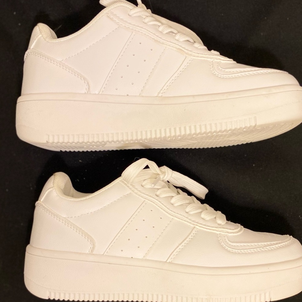 $16❣️STEVE MADDEN Like New Sz 6 Sneakers